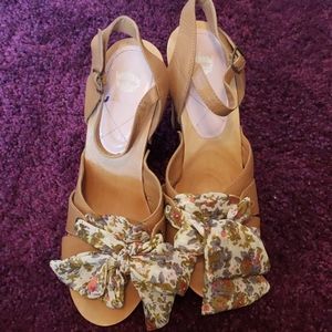 Crowne Victoria wooden shoe w/ bow size 11